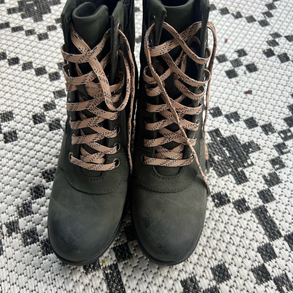 Sorel Women's Boots in Green and Tan